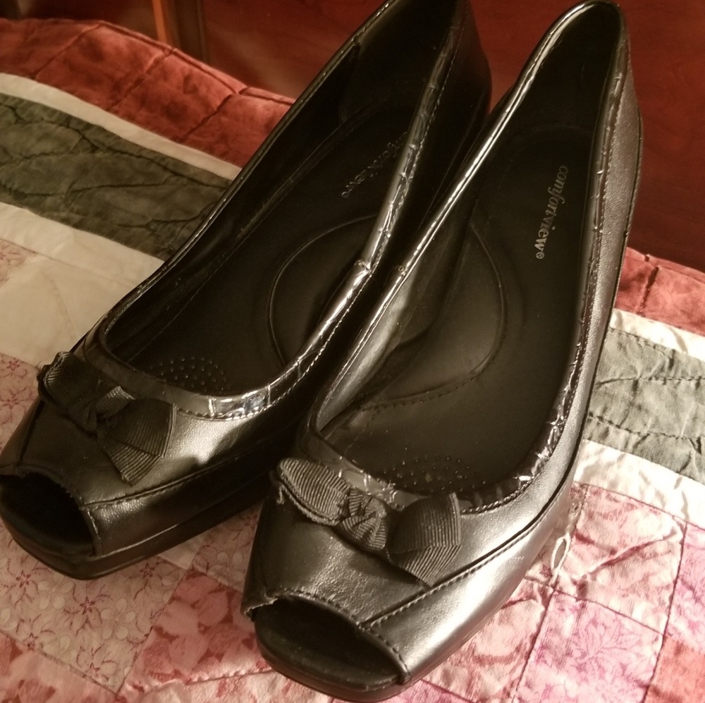 Comfortview black leather peeptoe pump size 9 1/2